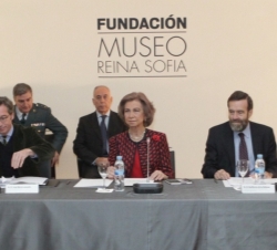 Su Majestad la Reina junto al secretario de Estado de Cultura y el presidente de la Fundación Museo Reina Sofía, durante la reunión